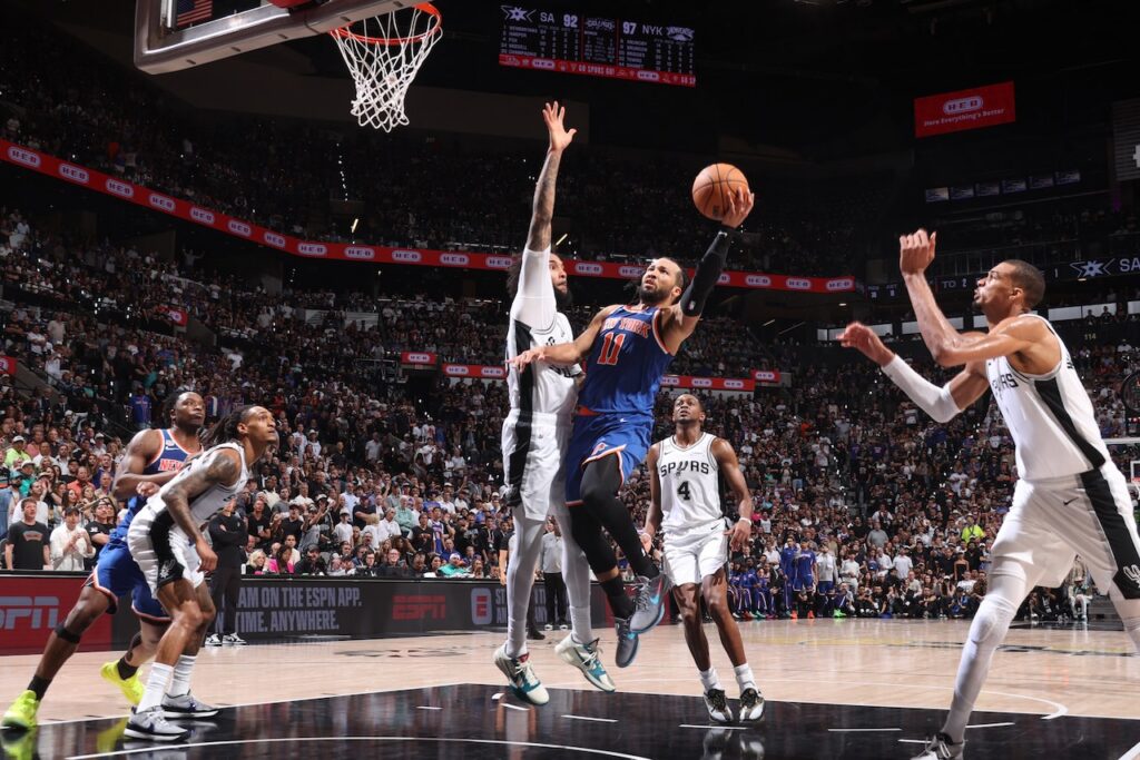 Knicks hold off Spurs 105-104 for 2-0 NBA Finals lead