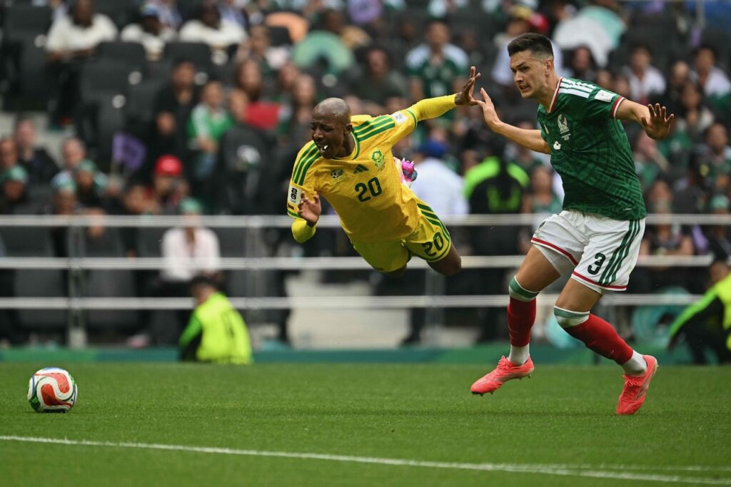 Mexico beat South Africa to kick off World Cup