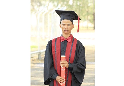 Saǁaes studentti: Diplomab ge ǁkhāǁkhāǂuis di tsoatsoas ase ǀgui i