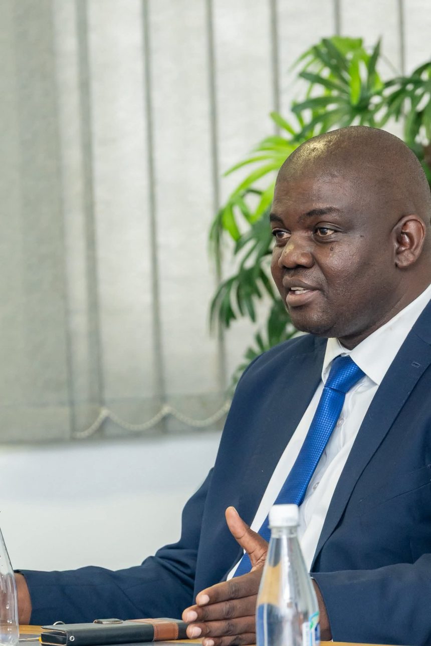 Ministeris ge mîǁguiba ICT ǂkhâ!nâsa Omahekeb Skolga mās ǂnamipe ge ū
