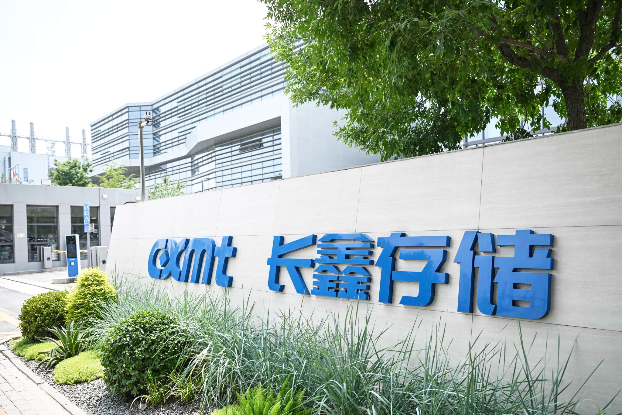 Chinese chipmaker soars 500% on debut