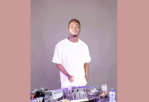 DJ Deejay ta mwenyeka oshiwana okudana eengalo