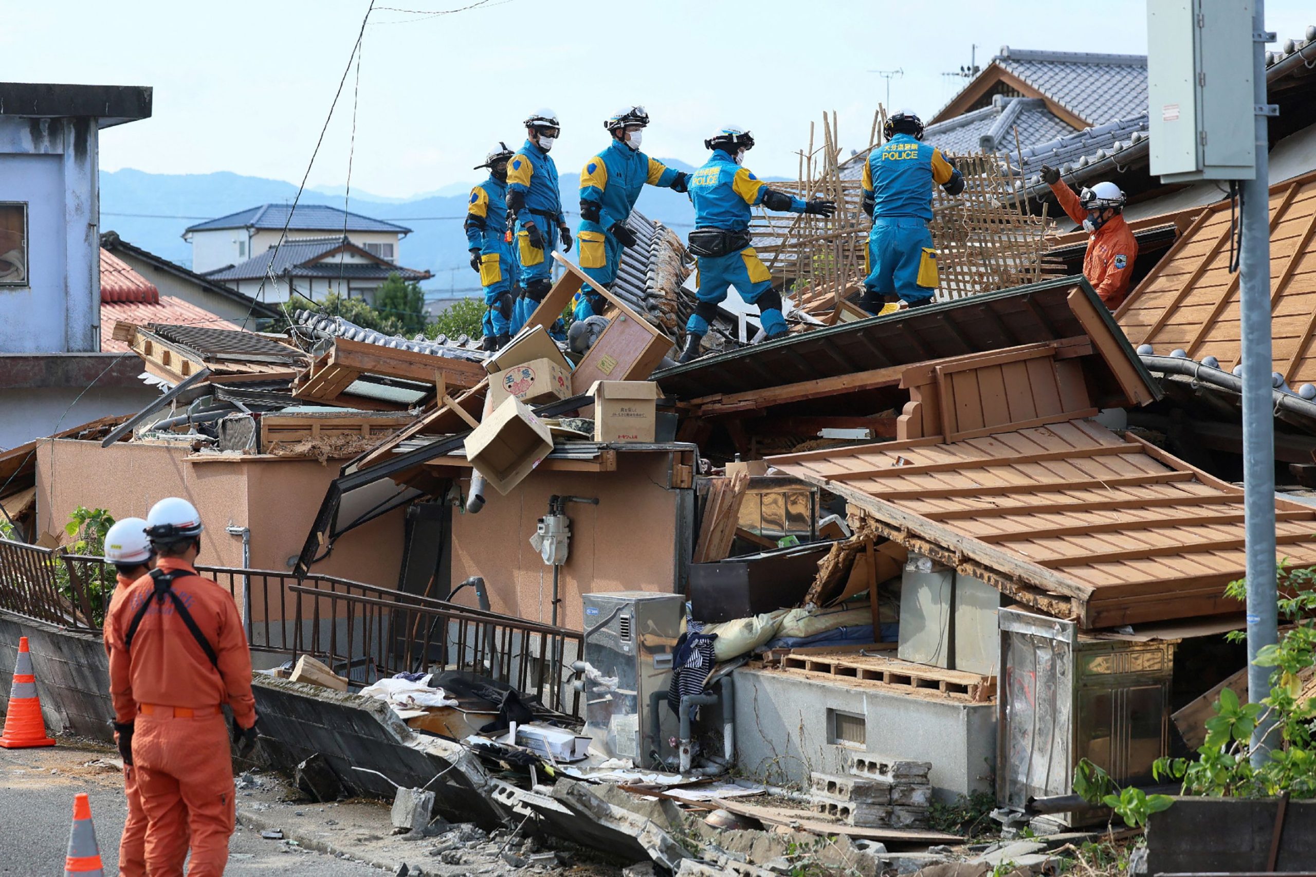 Japan quake toll hits 34 as survivors struggle in heat
