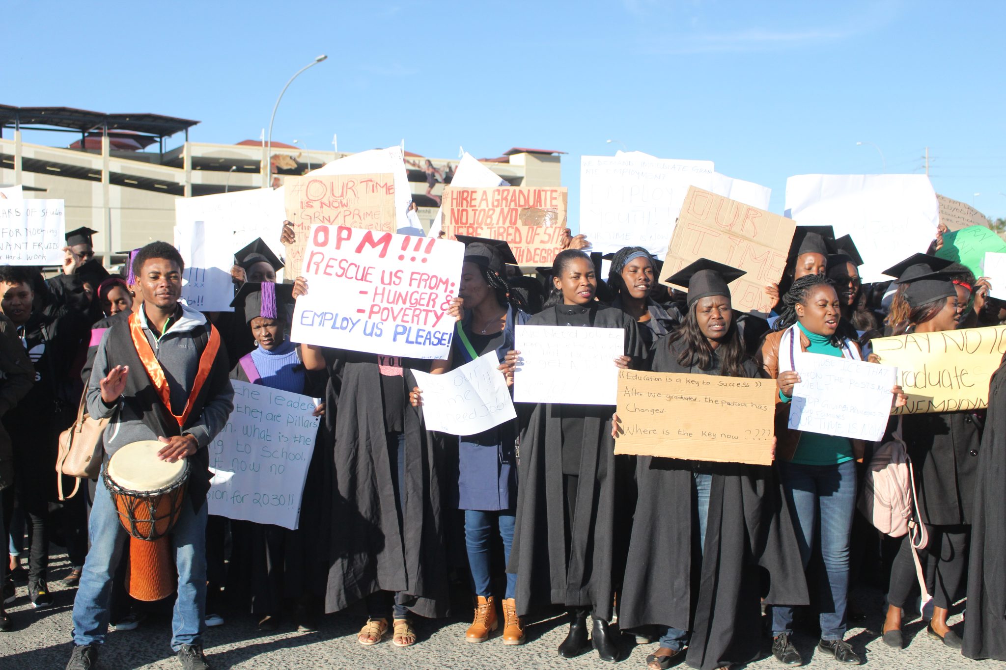 Graduate jobs fall to 65%
