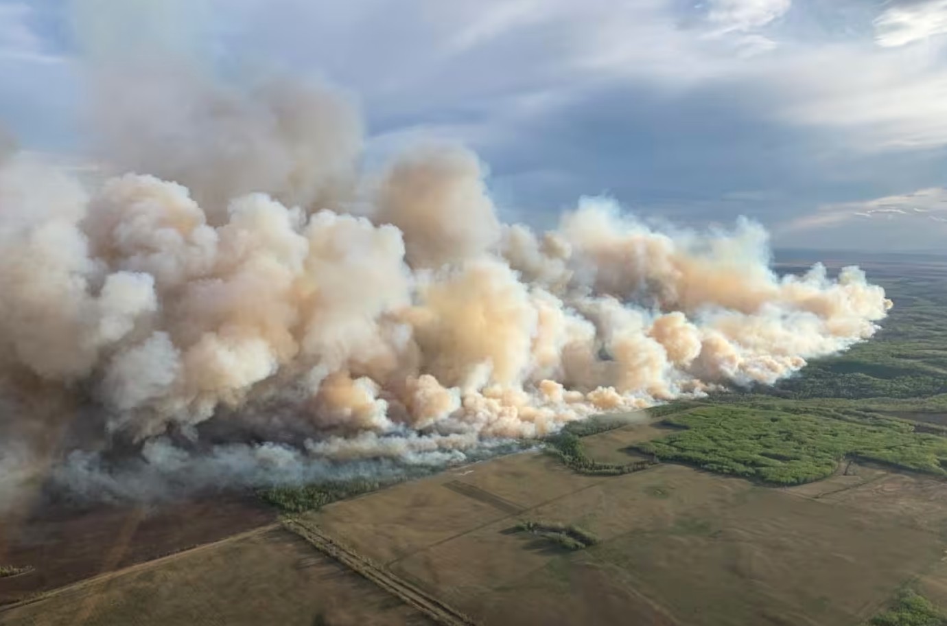Wildfire forces 20 000 evacuations in western Canada