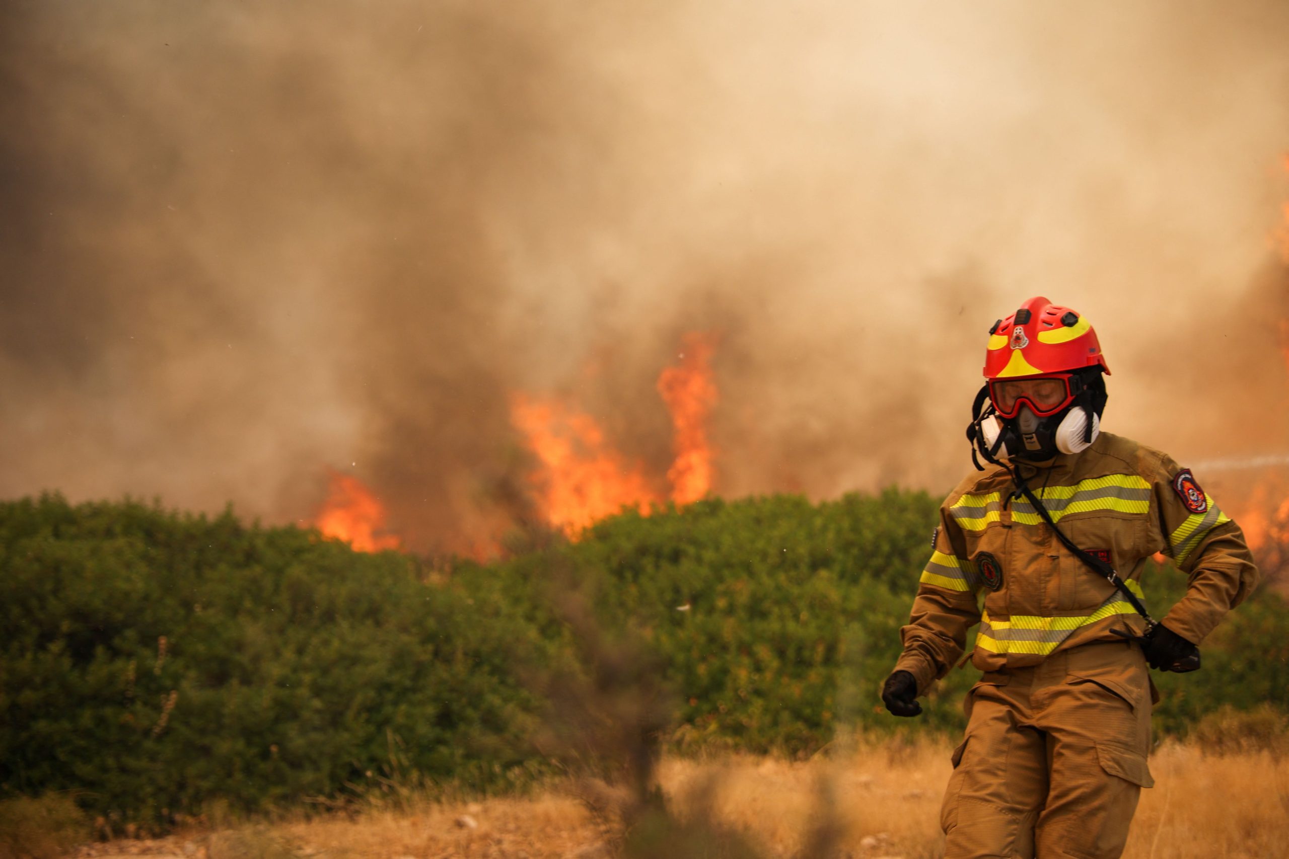 Firefighters hope to contain blaze on Athens outskirts