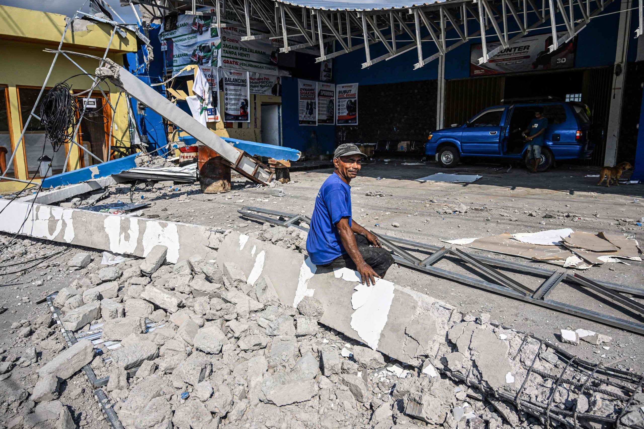 Thousands await aid after deadly Indonesian quake