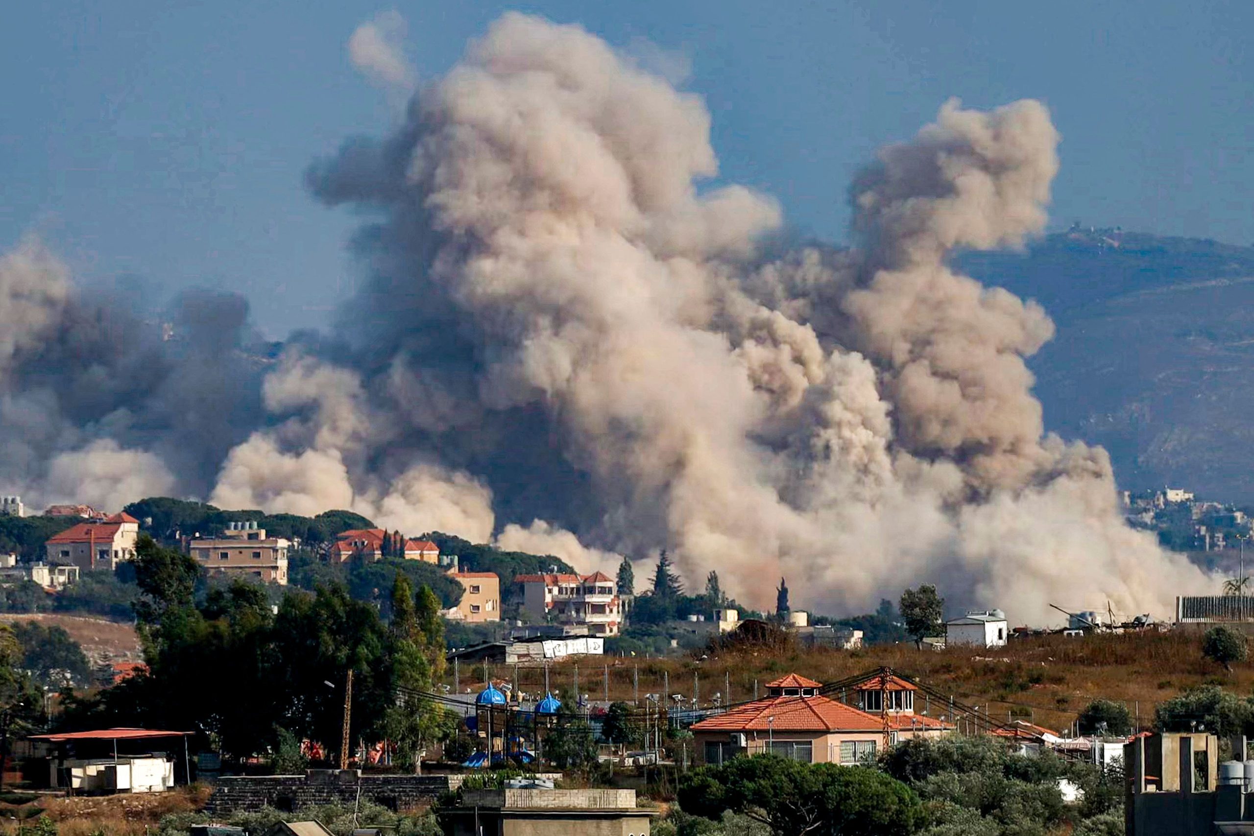 More than 800 000 displaced Lebanese returning home after war