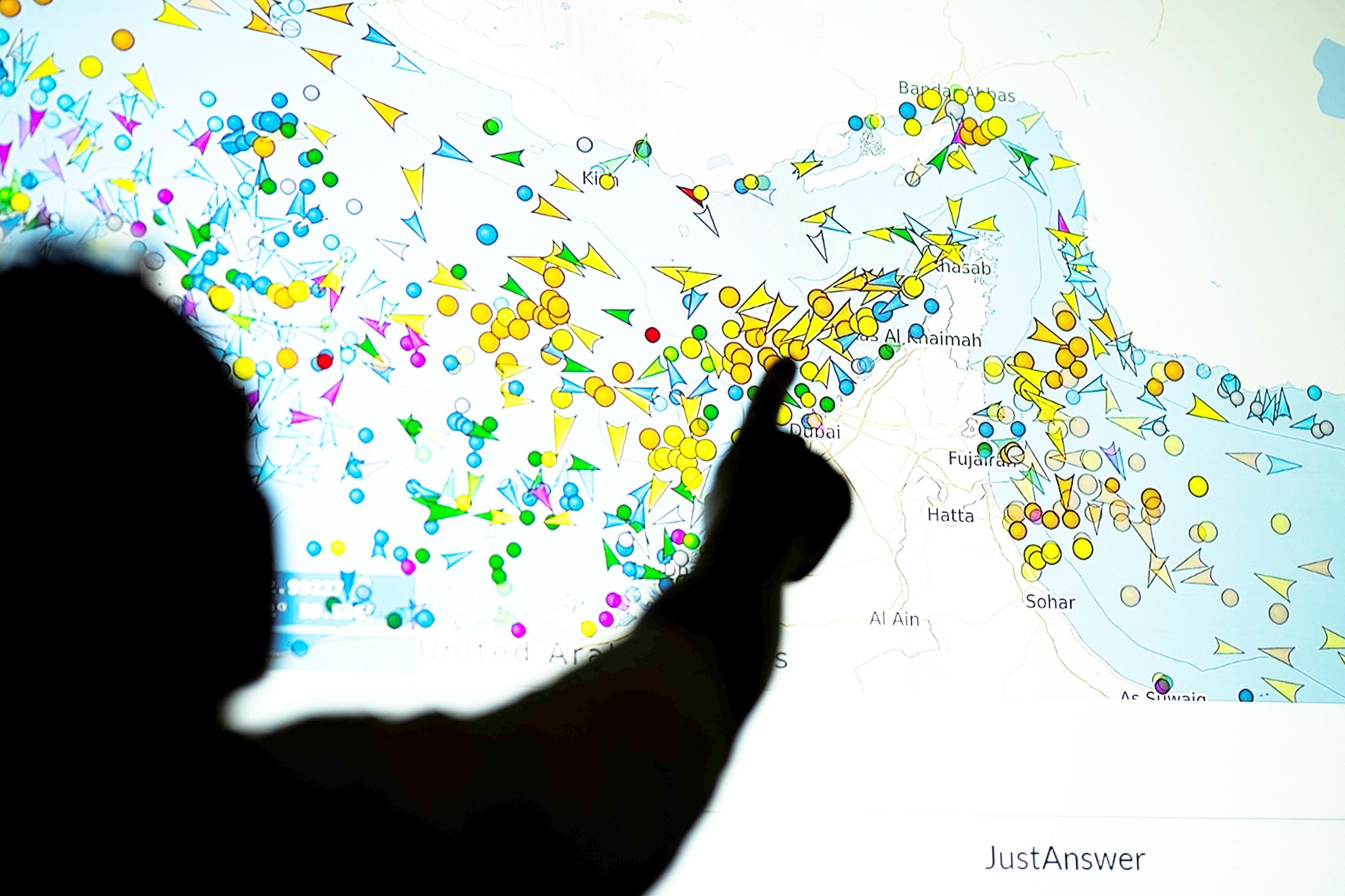 Yemen govt warns Houthis threaten vital shipping artery