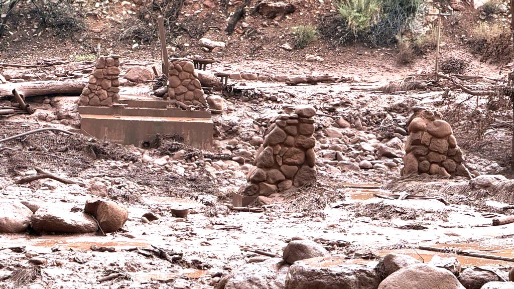 Grand Canyon flash flood leaves one dead, around 15 missing
