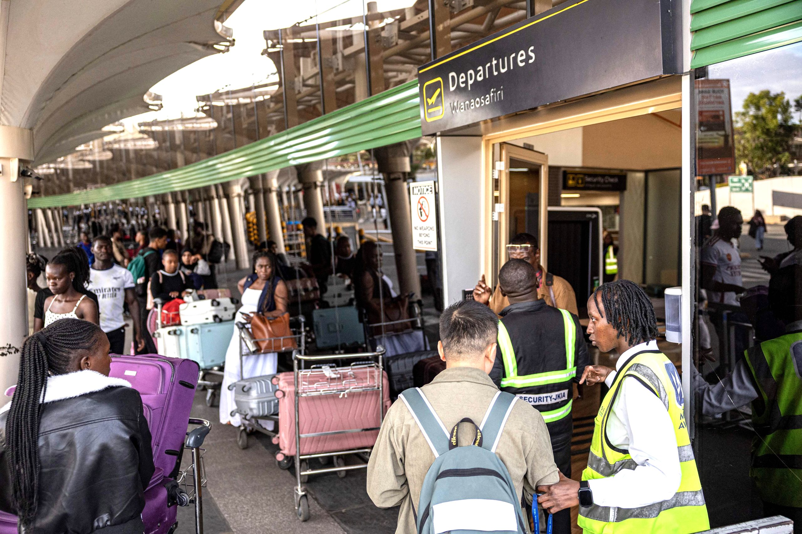 Kenya airport staff end strike
