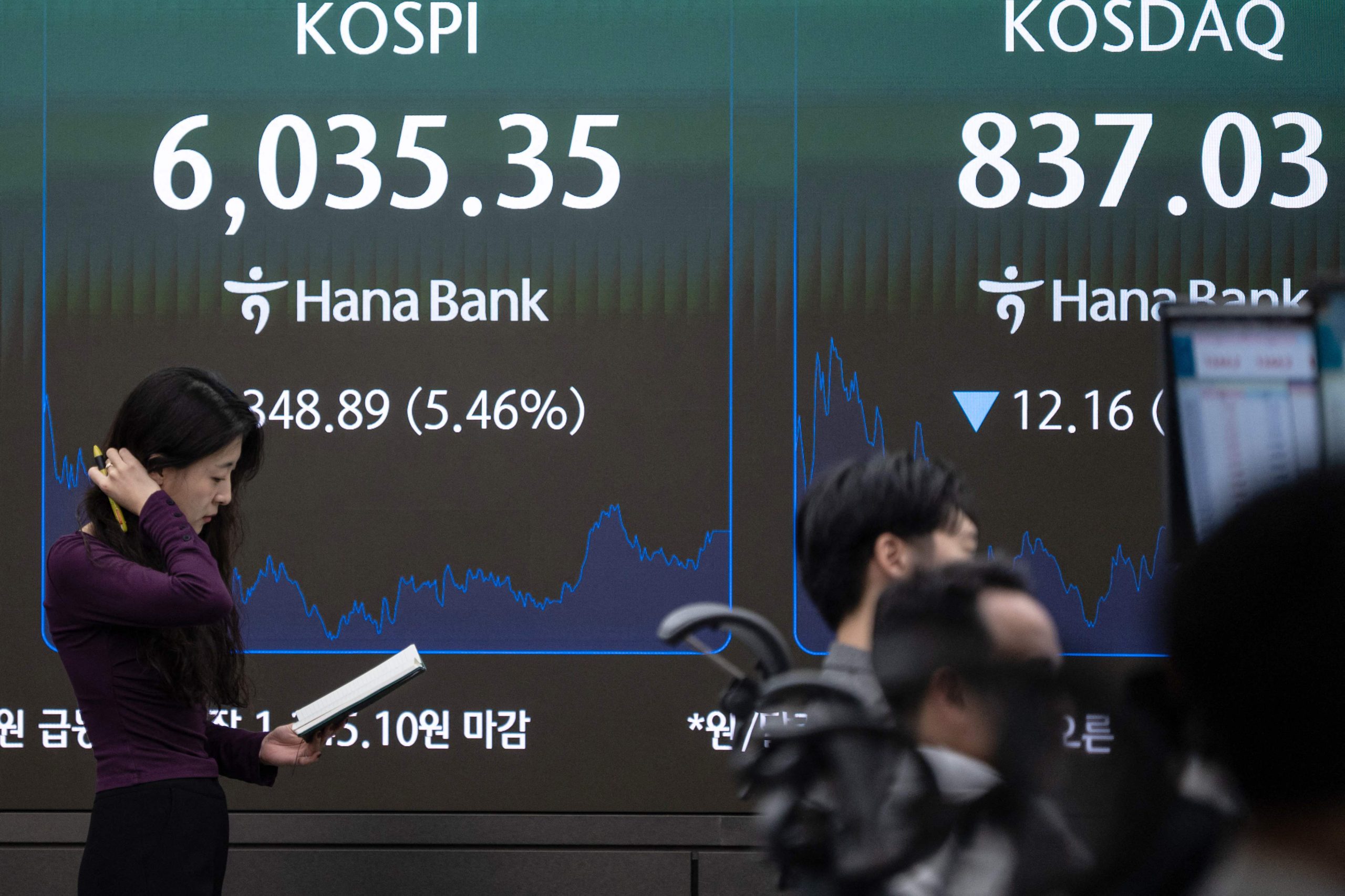 Asian tech stocks mixed after Wall St losses, eyes on earnings